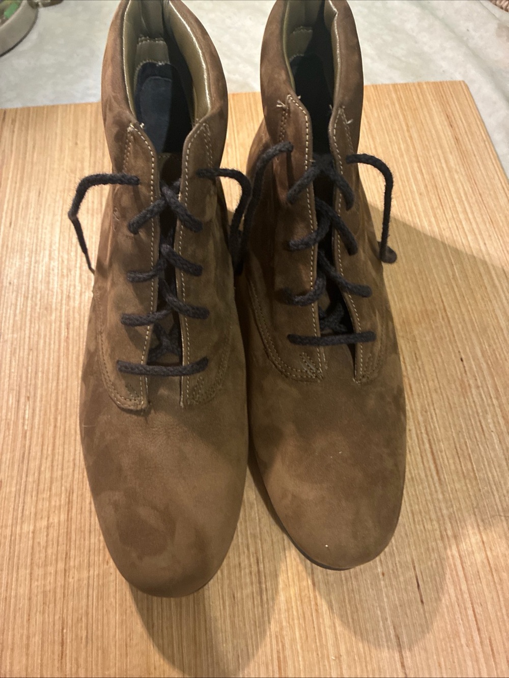 Easy Spirit Women’s Brown Suede Chukka Boots with Dark Laces Size 5